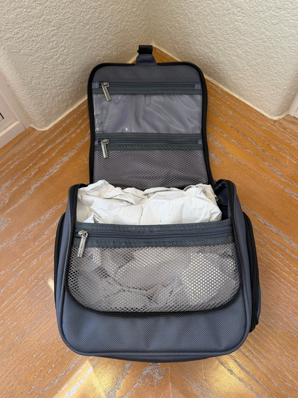 NWT Brookstone Gray Hanging Toiletry Bag - Picture 5 of 8